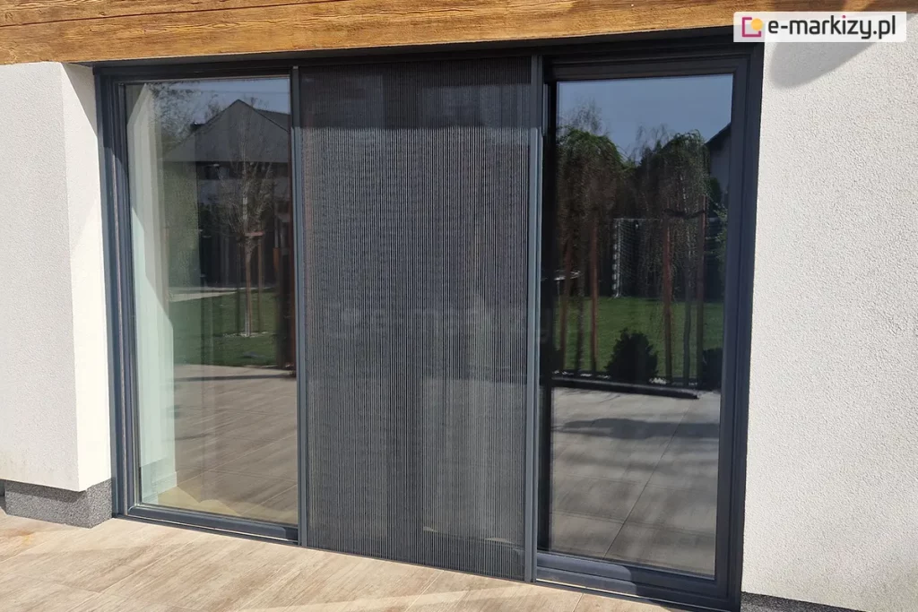 Moskitiera zig-zag otwiera się z obu stron co daje swobodę w jej użytkowaniu