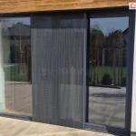 Moskitiera zig-zag otwiera się z obu stron co daje swobodę w jej użytkowaniu