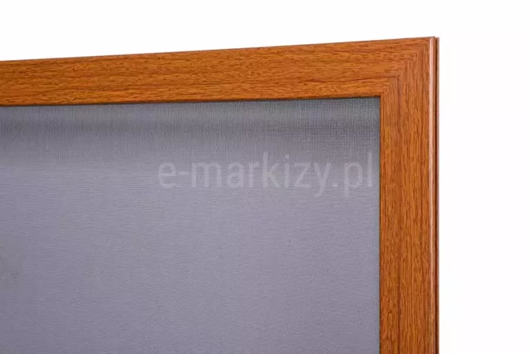 Solidny narożnik z wewnętrznym łącznikiem , którym charakteryzuje się moskitiera drzwiowa na zawiasach Saloon. Konstrukcja wykonana z aluminium pokrytego drewnopodobną okleiną. W drzwiach zastosowano szarą siatkę na komary.