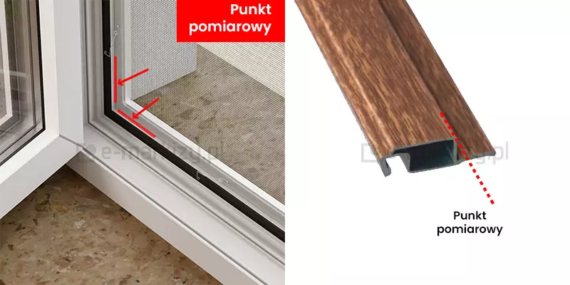 Narożnik otwartego okna z zaznaczonymi w pobliżu narożnika ramy zewnętrznej po lewej i dolnej jego stronie czerwonymi kreskami odcinkami, na które wskazują dwie krótkie strzałki nad którymi umieszczono na czerwonym tle napis "Punkt pomiarowy". Obok, po prawej stronie widoczny profil moskitiery, w którego zagłębieniu poprowadzona została przerywana linia w czerwonym kolorze. Na końcu linii umieszczono napis "punkt pomiarowy".