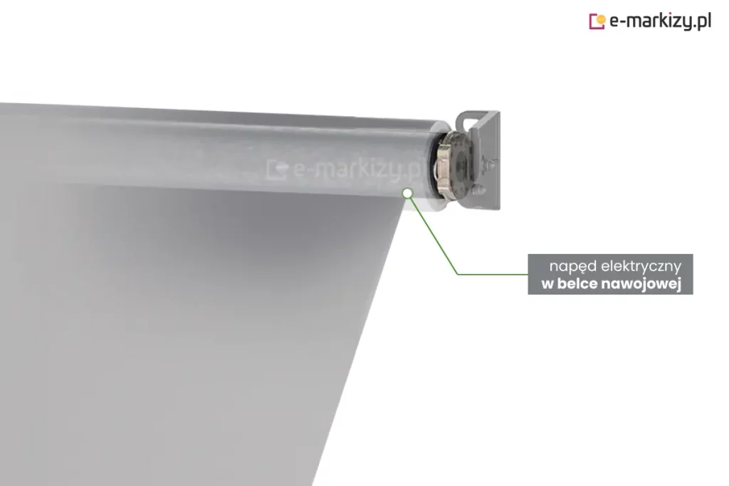 Przekrój techniczny bocznej części markizy balkonowej Italia, prezentujący napęd elektryczny w belce nawojowej. Zdjęcie przedstawia zbliżenie na prawą stronę górnej rury nawojowej, która jest wykonana z półprzezroczystego materiału (efekt rentgena), aby uwidocznić wewnętrzny silnik rurowy. Silnik jest osadzony wewnątrz stalowej rury, a jego głowica z widocznym mechanizmem zębatym styka się z bocznym uchwytem mocującym. Uchwyt ścienno-sufitowy w kolorze szarym posiada otwory montażowe i stabilizuje całą oś obrotu. Z belki nawojowej wysunięte jest gładkie, jasnoszare poszycie tkaniny. Po prawej stronie zdjęcia umieszczono szary prostokątny boks z białym napisem informacyjnym, od którego odchodzą dwie zielone linie wskazujące bezpośrednio na umiejscowienie napędu wewnątrz konstrukcji.