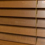 Żaluzja drewniana 25 mm wyposażona w lamele wykonane z naturalnego drewna pokryte bejcą tworzą estetyczną osłonę na okno. Drabinka sznurkowa dobrana jest zawsze pod kolor lameli.