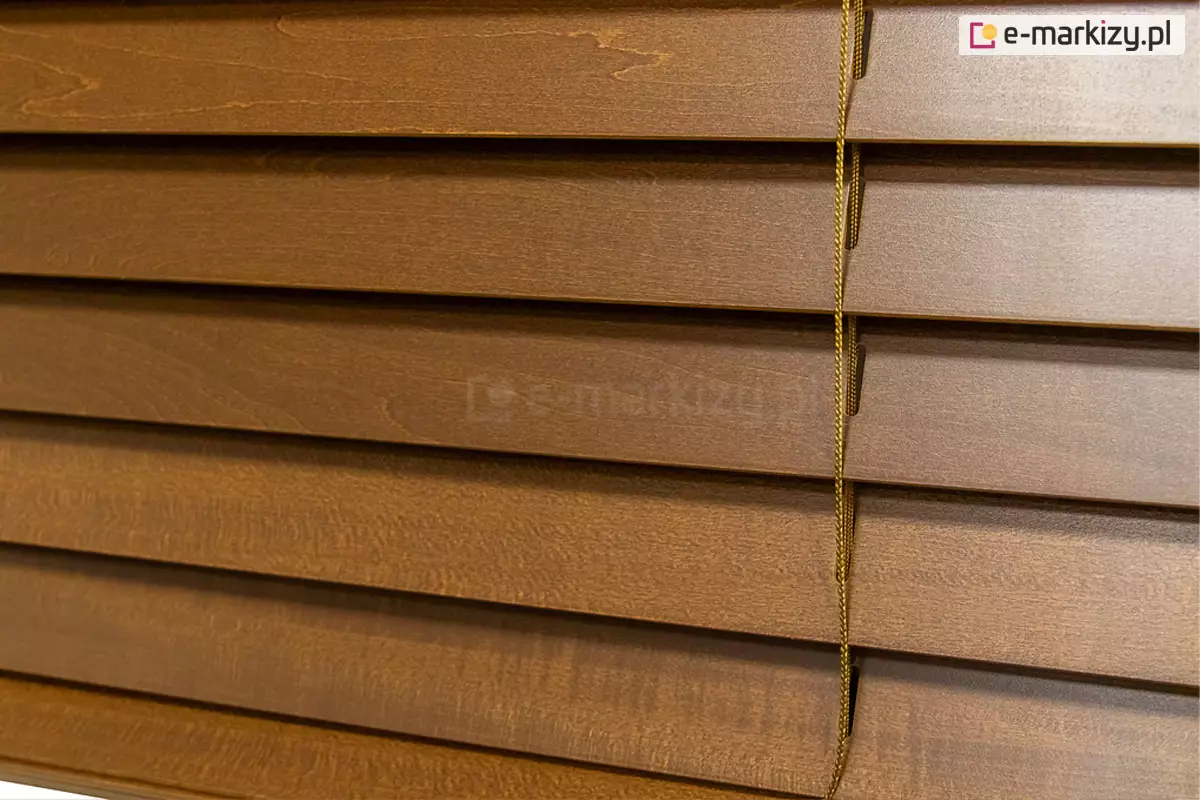 Lamele wykonane z naturalnego drewna pokryte bejcą tworzą estetyczną osłonę na okno. drabinka sznurkowa dobrana jest zawsze pod kolor lameli.