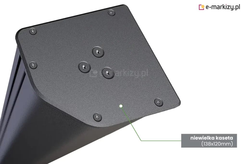 Widok na kasetę markizy bocznej Bora w kolorze srebrzysty grafit. Widoczne mocowania rury nawojowej w centralnej części pokrywy oraz mocowania pozostałych elementów kasety na brzegach pokrywy. w prawym dolnym rogu napis na szarym tle "niewielka kaseta (138x120mm)".
