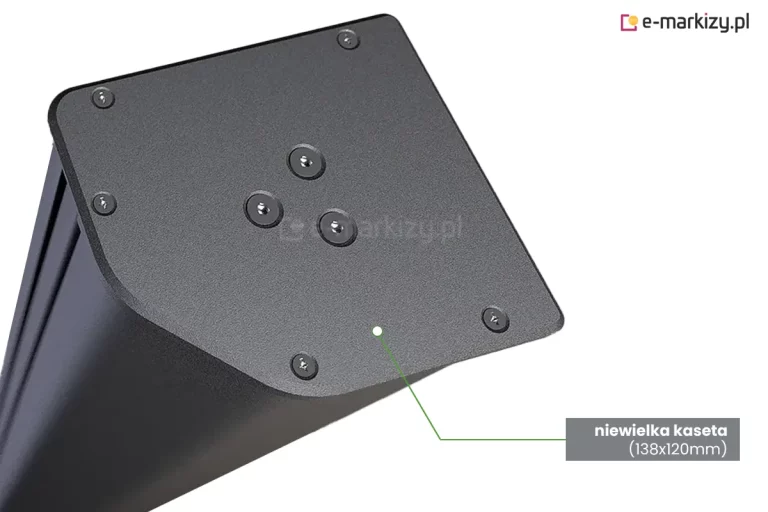 Widok na kasetę markizy bocznej Bora w kolorze srebrzysty grafit. Widoczne mocowania rury nawojowej w centralnej części pokrywy oraz mocowania pozostałych elementów kasety na brzegach pokrywy. w prawym dolnym rogu napis na szarym tle "niewielka kaseta (138x120mm)".