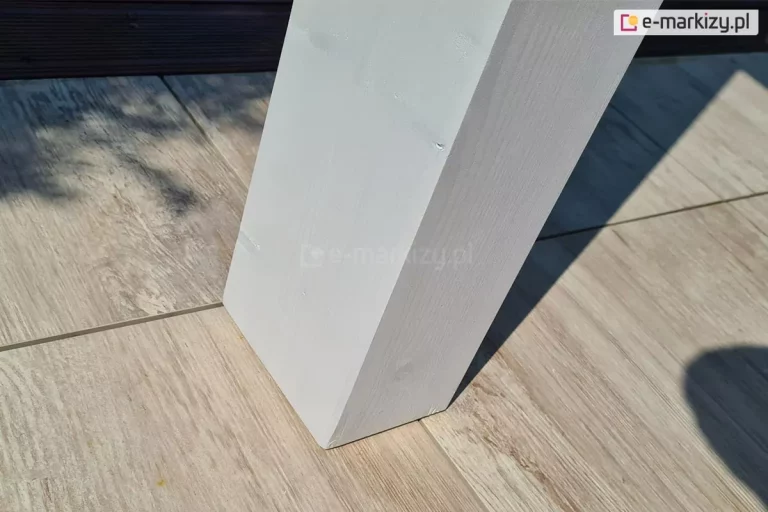 Solidne podpory pergoli drewnianej Moza o przekroju 16x12 cm mogą być mocowane do tarasu w sposób całkowicie niewidoczny. Noga pergoli przymocowana została do płytek tarasowych o jasnym, drewnopodobnym dekorze.