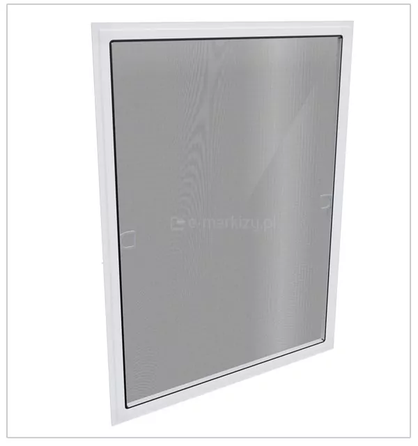 Zdjęcie prezentuje produkt moskitiera ramkowa z siatką osadzoną w białej, prostokątnej ramce, ukazany w rzucie izometrycznym na białym tle. Konstrukcja składa się z cienkich, aluminiowych profili w kolorze białym, które tworzą stabilne obramowanie dla naciągniętej siatki ochronnej. Siatka posiada drobne oczka i ma kolor szary, co zapewnia skuteczną barierę przed owadami przy jednoczesnym zachowaniu widoczności i przepływu powietrza. Pośrodku bocznych krawędzi ramy widoczne są dwa przezroczyste, dyskretne uchwyty ułatwiające montaż i demontaż osłony w świetle okna. Od strony zewnętrznej widoczne są uszczelki mocujące siatkę w białych profilach. Całość charakteryzuje się estetycznym, minimalistycznym wykonaniem, które pozwala na niemal bezinwazyjne dopasowanie moskitiery do standardowej stolarki okiennej.