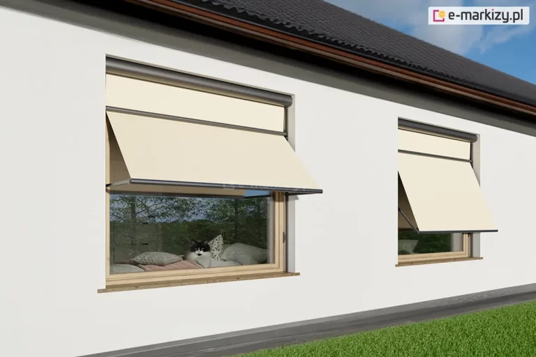 Parterowy budynek o białej elewacji ze spadzistym dachem wyłożonym brązowymi dachówkami oraz dwoma kwadratowymi oknami z drewnianymi ramami, które osłonięte zostały markizoletami 103 Selt. Na lewym oknie ramię markizorolety zatrzymane zostało pod kątem 90 stopni i zapewnia cień znajdującemu się we wnętrzu kotu ułożonemu na poduszkach. Po prawej ramię markizolety zostało ustawione pod kątem 135 stopni, zapewniając większe osłonięcie szyby. Przed budynkiem widoczny zielony trawnik, a nad nim niebieskie niebo.