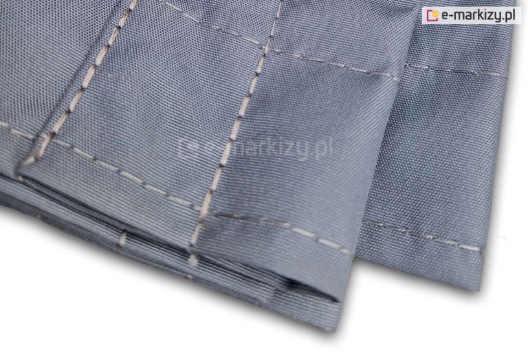 Szarosrebrna tkanina dachu rzymskiego Risto ułożona na białym tle. Widoczne solidne przeszycia tkaniny.