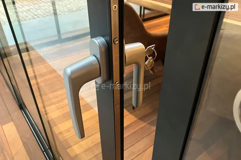 Zbliżenie na listwę zamykającą z klamką i zamkiem do paneli przesuwnych Auris.