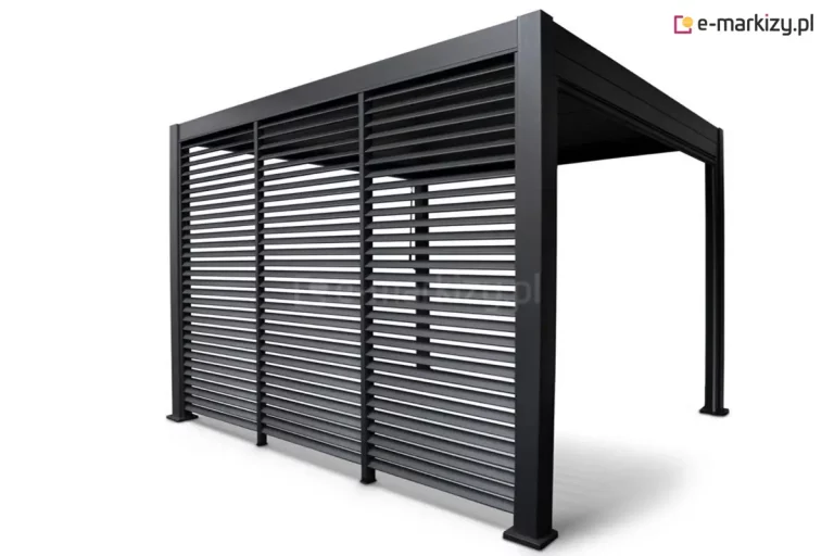 Aluminiowa pergola tarasowa Gloria w kolorze ciemnoantracytowym przedstawiona w ujęciu pod kątem na białym tle. Konstrukcja posiada zintegrowane osłony boczne w formie trzech przesuwnych paneli wypełnionych poziomymi lamelami o stałym nachyleniu, które tworzą efekt żaluzji zewnętrznej. Panele osadzone są w prowadnicach zamontowanych między masywnymi słupami nośnymi o kwadratowym przekroju, zakończonymi u dołu stopami montażowymi. Górna część pergoli to solidna rama z płaskim dachem, a otwarta przestrzeń z prawej strony ukazuje wolny prześwit konstrukcji. Całość charakteryzuje się minimalistycznym, nowoczesnym designem i matowym wykończeniem powierzchni.