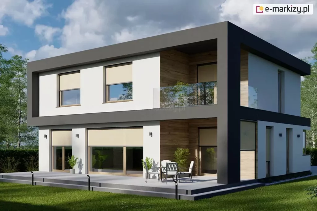 Nowoczesny, piętrowy dom jednorodzinny o minimalistycznej architekturze, wykończony w kontrastującej kolorystyce bieli, grafitu i drewna. Wszystkie okna i drzwi tarasowe wyposażone są w zewnętrzne osłony przeciwsłoneczne typu Refleksol, z tkaniną screenową w jasnym, beżowym kolorze. Rolety zamontowane są w dyskretnych kasetach z prowadnicami bocznymi, częściowo rozwinięte, zapewniają ochronę przeciwsłoneczną i estetyczne wykończenie fasady. Na tarasie przed domem znajdują się donice z zielenią ozdobną oraz zestaw mebli ogrodowych – stół i cztery krzesła.