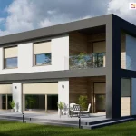 Nowoczesny, piętrowy dom jednorodzinny o minimalistycznej architekturze, wykończony w kontrastującej kolorystyce bieli, grafitu i drewna. Wszystkie okna i drzwi tarasowe wyposażone są w zewnętrzne osłony przeciwsłoneczne typu Refleksol, z tkaniną screenową w jasnym, beżowym kolorze. Rolety zamontowane są w dyskretnych kasetach z prowadnicami bocznymi, częściowo rozwinięte, zapewniają ochronę przeciwsłoneczną i estetyczne wykończenie fasady. Na tarasie przed domem znajdują się donice z zielenią ozdobną oraz zestaw mebli ogrodowych – stół i cztery krzesła.