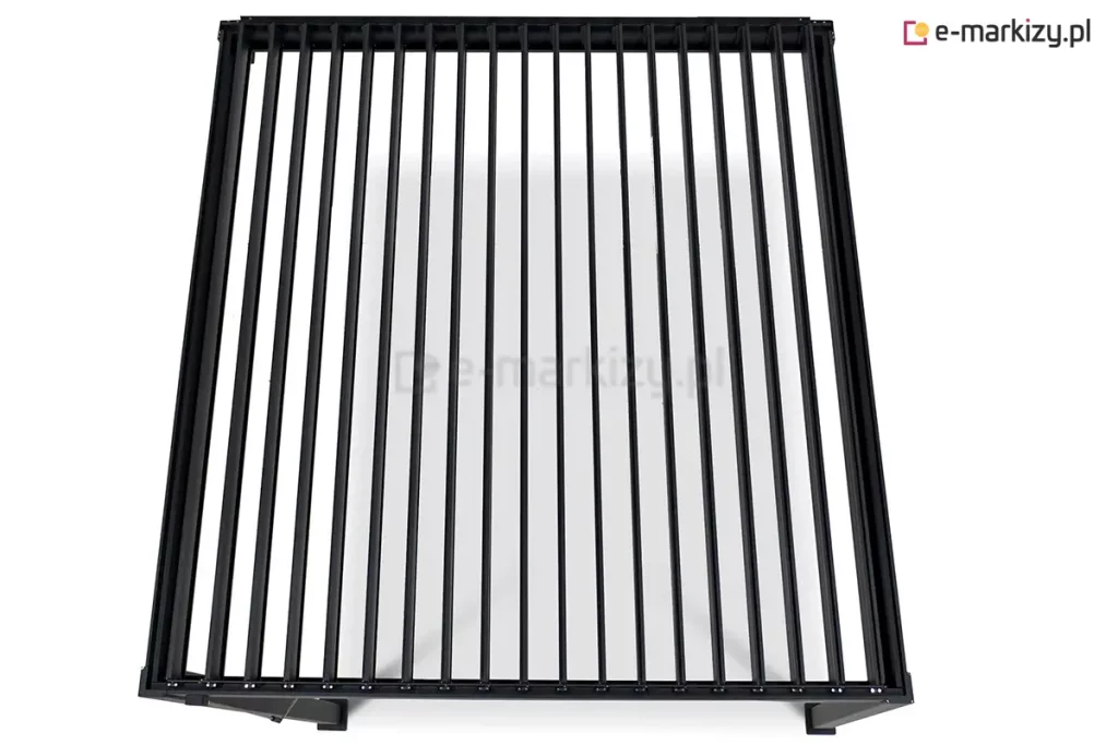 Widok z góry na dach pergoli bioklimatycznej Gloria w kolorze ciemnoantracytowym, przedstawiony na jasnym tle. Konstrukcja zadaszenia składa się z licznych, równolegle rozmieszczonych lameli aluminiowych, które znajdują się w pozycji całkowicie otwartej (pionowej). Taki układ odsłania regularne prześwity między lamelami, umożliwiając swobodny przepływ powietrza i światła przez płaszczyznę dachu. Lamele są osadzone w sztywnej, prostokątnej ramie o matowym wykończeniu, a w dolnej części grafiki widoczne są fragmenty mocowań słupów nośnych. Całość prezentuje techniczną precyzję mechanizmu obrotowego dachu lamelowego w nowoczesnej stylistyce.