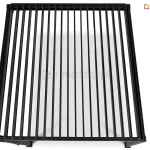 Widok z góry na dach pergoli bioklimatycznej Gloria w kolorze ciemnoantracytowym, przedstawiony na jasnym tle. Konstrukcja zadaszenia składa się z licznych, równolegle rozmieszczonych lameli aluminiowych, które znajdują się w pozycji całkowicie otwartej (pionowej). Taki układ odsłania regularne prześwity między lamelami, umożliwiając swobodny przepływ powietrza i światła przez płaszczyznę dachu. Lamele są osadzone w sztywnej, prostokątnej ramie o matowym wykończeniu, a w dolnej części grafiki widoczne są fragmenty mocowań słupów nośnych. Całość prezentuje techniczną precyzję mechanizmu obrotowego dachu lamelowego w nowoczesnej stylistyce.