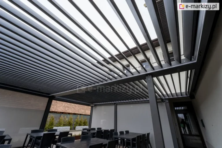 System otwartego dachu SB400 Selt z uchylanymi lamelami w eleganckim kolorze antracyt, który dodaje całości minimalistycznej elegancji, idealnie komponując się z nowoczesną architekturą. Stanowi doskonałe zadaszenie dla restauracji i jej stolików na wolnym powietrzu.