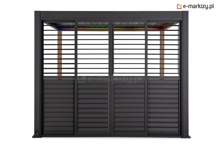 Nowoczesna pergola tarasowa Gloria w kolorze ciemnoantracytowym, przedstawiona od frontu na jasnym tle. Konstrukcja wyposażona jest w system przesuwnych paneli bocznych podzielonych na cztery sekcje pionowe. Każdy panel posiada poziomą poprzeczkę dzielącą go na dwie części: górną z rzadziej rozstawionymi, cienkimi lamelami zapewniającymi przezierność oraz dolną z gęsto ułożonymi, szerszymi ruchomymi deskami w układzie żaluzjowym, które są całkowicie domknięte. Wewnątrz pergoli widoczne są drewniane słupy konstrukcyjne oraz zadaszenie wykonane z ciemnych, poziomych lameli, które są podświetlone kolorowym światłem LED w odcieniach niebieskim, zielonym i pomarańczowym. Całość opiera się na stabilnych stopach montażowych przytwierdzonych do podłoża, a po lewej stronie u dołu widoczny jest element mechanizmu blokującego lub prowadnicy.