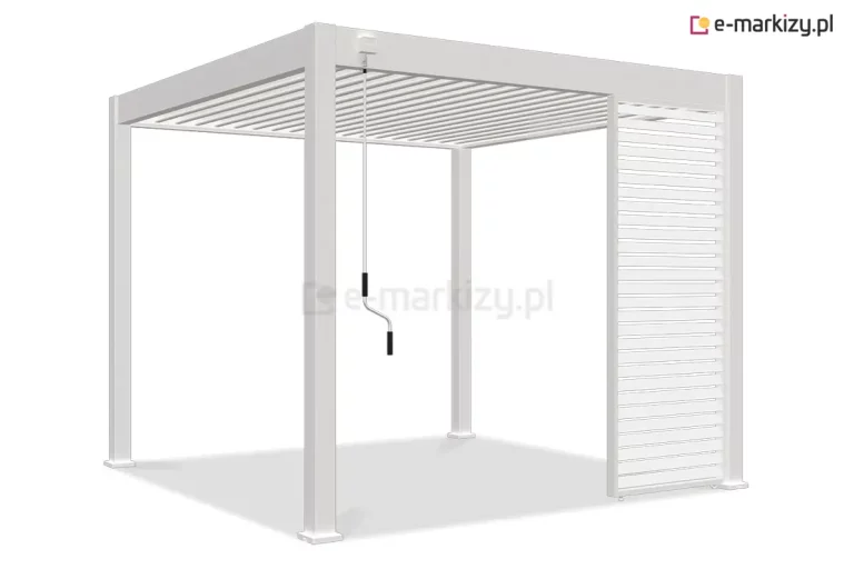 Wizualizacja nowoczesnej pergoli lamelowej Marlo w kolorze białym, wyposażonej w stały panel boczny z poziomymi lamelami. Aluminiowa konstrukcja o geometrycznej formie opiera się na czterech słupach o kwadratowym przekroju, podtrzymujących płaski dach z ruchomymi lamelami ustawionymi w pozycji otwartej. Po prawej stronie, w świetle jednego z boków, zamontowano dekoracyjną przesłonę składającą się z gęsto rozmieszczonych, poziomych szczebli w kolorze białym, która zajmuje około jednej trzeciej szerokości przejścia. Z górnej belki konstrukcyjnej, obok przedniego lewego słupa, zwiesza się długa, biała korba ręczna z ergonomicznymi, czarnymi uchwytami, służąca do manualnej regulacji zadaszenia. Całość zaprezentowana jest na neutralnym, białym tle, co pozwala skupić uwagę na detalach technicznych panelu ochronnego oraz czystej linii projektowej produktu.