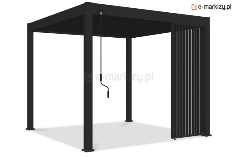 Wizualizacja nowoczesnej pergoli lamelowej Marlo w kolorze antracytowym, wyposażonej w stały pionowy panel narożnikowy. Konstrukcja o prostopadłościennej formie opiera się na czterech solidnych słupach o kwadratowym przekroju, podtrzymujących płaski dach z systemem ruchomych lameli, które na obrazku są całkowicie zamknięte. Po prawej stronie, w świetle jednego z boków, zamontowano dekoracyjną przesłonę wykonaną z gęsto rozmieszczonych, pionowych profili aluminiowych w kolorze konstrukcji, zajmującą około jednej trzeciej szerokości przejścia. Z górnej belki, obok przedniego słupa, zwiesza się długa, czarna korba ręczna służąca do manualnej obsługi mechanizmu dachu. Całość zaprezentowana jest na neutralnym, białym tle z delikatnym cieniem, co eksponuje surowy, geometryczny design i detale techniczne panelu bocznego.