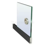 Zdjęcie przedstawia fragment panelu szklanego systemu przesuwnego Auris, osadzonego w dolnym profilu aluminiowym w kolorze antracytowym. Przezroczysta tafla szkła o charakterystycznym zielonkawym odcieniu na bocznej krawędzi jest wyposażona w okrągły, wpuszczany uchwyt (klamkę) o satynowym, metalicznym wykończeniu, ułatwiający przesuwanie skrzydła. Dolna listwa profilu o matowej, ciemnoszarej powierzchni zakończona jest srebrnym elementem technicznym, w którym widoczny jest wkręt montażowy oraz otwór regulacyjny mechanizmu jezdnego. Produkt ukazany w rzucie izometrycznym na jasnym tle szczegółowo prezentuje połączenie nowoczesnej kolorystyki profilu z transparentnym wypełnieniem i funkcjonalnym okuciem systemu Auris.