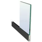 Dolny profil aluminiowy systemu przesuwnego Auris w kolorze antracytowym z zamontowanym pionowo panelem szklanym. Przezroczysta tafla szkła o widocznym zielonkawym zabarwieniu na krawędziach jest osadzona w głębokim kanale matowej, ciemnoszarej listwy. Profil dolny charakteryzuje się nowoczesnym designem i jest wykończony srebrnym elementem bocznym, w którym znajduje się wkręt montażowy oraz otwór technologiczny służący do regulacji mechanizmów jezdnych. Produkt zaprezentowano w rzucie izometrycznym na jasnym tle, co pozwala na dokładne zaobserwowanie spasowania elementów szklanych z konstrukcją aluminiową oraz kontrastu między ciemnym wykończeniem ramy a transparentnością wypełnienia systemu Auris.