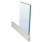 Dolny profil aluminiowy systemu przesuwnego Auris w kolorze białym z zamontowanym pionowo panelem szklanym o transparentnej strukturze. Przezroczysta tafla szkła, wykazująca charakterystyczny zielonkawy odcień na oszlifowanej krawędzi bocznej, jest stabilnie osadzona w kanale białej listwy. Profil o gładkim wykończeniu posiada widoczne zakończenie techniczne w kolorze srebrnym, wyposażone w wkręt montażowy oraz otwór technologiczny służący do regulacji mechanizmu jezdnego. Zdjęcie wykonane w rzucie izometrycznym na jasnym tle szczegółowo obrazuje połączenie komponentów szklanych z aluminiową konstrukcją ramy, podkreślając precyzję wykonania i estetykę systemu Auris w jasnej kolorystyce.