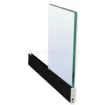 Dolny profil aluminiowy systemu przesuwnego Auris w kolorze czarnym z zamontowanym pionowo panelem szklanym. Przezroczysta tafla szkła o charakterystycznym zielonkawym odcieniu na szlifowanej krawędzi jest precyzyjnie osadzona wewnątrz czarnej listwy, co prezentuje sposób montażu wypełnienia w konstrukcji. Profil posiada matowe wykończenie i jest zakończony srebrnym elementem konstrukcyjnym z widocznym wkrętem oraz otworem technologicznym, służącym do regulacji lub montażu wózka jezdnego. Produkt ukazany jest pod kątem na białym tle, co pozwala na wyraźne rozróżnienie kontrastu między czernią ramy a transparentnością szkła oraz zaobserwowanie detali technicznych zakończenia profilu dolnego systemu Auris.