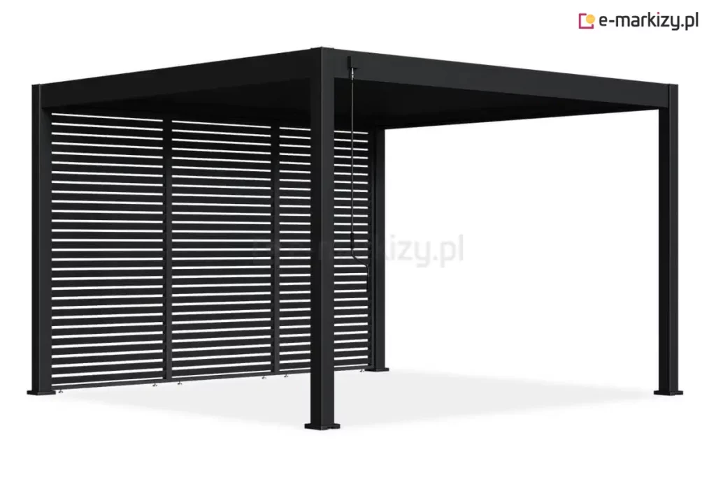 Czarna pergola tarasowa Marlo o nowoczesnej, minimalistycznej konstrukcji wykonanej z profili aluminiowych malowanych proszkowo na matowy kolor. Konstrukcja opiera się na czterech pionowych słupkach o kwadratowym przekroju, które podtrzymują płaski, pełny dach. Lewa ściana boczna pergoli została w całości zabudowana systemem trzech modułowych paneli żaluzjowych. Panele składają się z poziomych, równolegle rozmieszczonych lameli o stałym nachyleniu, które tworzą estetyczną przesłonę zapewniającą prywatność oraz ochronę przed słońcem i wiatrem, jednocześnie umożliwiając cyrkulację powietrza. Na jednym z przednich słupków zamontowana jest pionowa korba służąca do manualnej regulacji mechanizmu zadaszenia. Całość konstrukcji jest osadzona na stabilnych stopach montażowych przykręconych do podłoża. Produkt przedstawiony jest na czystym, białym tle w ujęciu pod kątem, co podkreśla głębię i strukturę zastosowanych paneli bocznych.