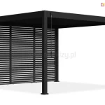 Czarna pergola tarasowa Marlo o nowoczesnej, minimalistycznej konstrukcji wykonanej z profili aluminiowych malowanych proszkowo na matowy kolor. Konstrukcja opiera się na czterech pionowych słupkach o kwadratowym przekroju, które podtrzymują płaski, pełny dach. Lewa ściana boczna pergoli została w całości zabudowana systemem trzech modułowych paneli żaluzjowych. Panele składają się z poziomych, równolegle rozmieszczonych lameli o stałym nachyleniu, które tworzą estetyczną przesłonę zapewniającą prywatność oraz ochronę przed słońcem i wiatrem, jednocześnie umożliwiając cyrkulację powietrza. Na jednym z przednich słupków zamontowana jest pionowa korba służąca do manualnej regulacji mechanizmu zadaszenia. Całość konstrukcji jest osadzona na stabilnych stopach montażowych przykręconych do podłoża. Produkt przedstawiony jest na czystym, białym tle w ujęciu pod kątem, co podkreśla głębię i strukturę zastosowanych paneli bocznych.