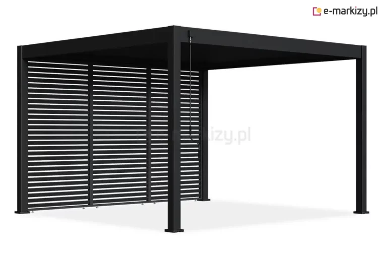 Czarna pergola tarasowa Marlo o nowoczesnej, minimalistycznej konstrukcji wykonanej z profili aluminiowych malowanych proszkowo na matowy kolor. Konstrukcja opiera się na czterech pionowych słupkach o kwadratowym przekroju, które podtrzymują płaski, pełny dach. Lewa ściana boczna pergoli została w całości zabudowana systemem trzech modułowych paneli żaluzjowych. Panele składają się z poziomych, równolegle rozmieszczonych lameli o stałym nachyleniu, które tworzą estetyczną przesłonę zapewniającą prywatność oraz ochronę przed słońcem i wiatrem, jednocześnie umożliwiając cyrkulację powietrza. Na jednym z przednich słupków zamontowana jest pionowa korba służąca do manualnej regulacji mechanizmu zadaszenia. Całość konstrukcji jest osadzona na stabilnych stopach montażowych przykręconych do podłoża. Produkt przedstawiony jest na czystym, białym tle w ujęciu pod kątem, co podkreśla głębię i strukturę zastosowanych paneli bocznych.