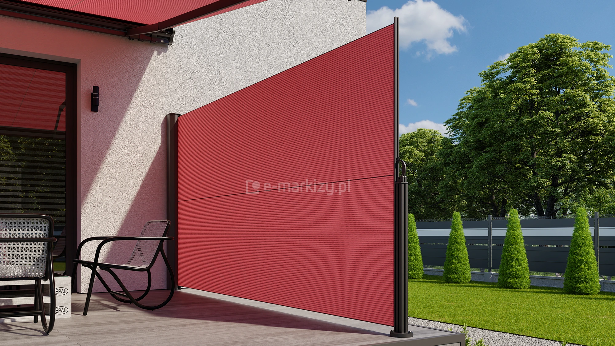 Parawan tarasowy zwijany Bora Selt z antracytową konstrukcją, mocowaniem typu 1 oraz czerwoną tkaniną zamocowany na skraju drewnianego tarasu do białej ściany elewacji. Kolorystyka markizy bocznej dopasowana została do umieszczonej powyżej markizy tarasowej, która zacienia duże tarasowe okno, przed którym ustawiono dwa krzesła o czarnych giętych nóżkach i plecionym siedzisku oraz stolik kawowy wykonany z palet. Za markizą boczną widoczny wypielęgnowany trawnik z zielonymi tujami posadzonymi przy płocie, za którym rosną wysokie drzewa liściaste, a nad nimi widoczne jest błękitne niebo.