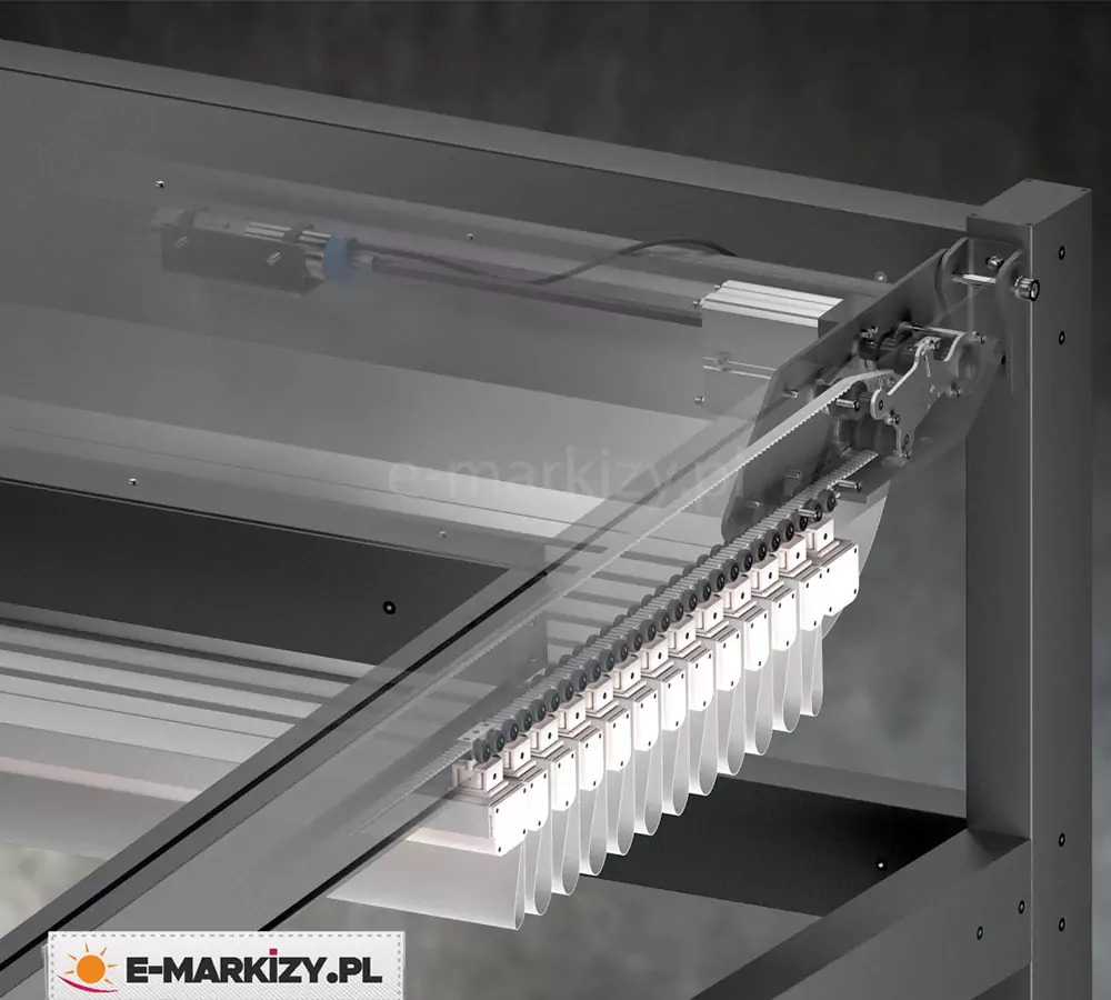 Grafika prezentuje techniczny przekrój przez narożnik i mechanizm napędowy pergoli Solid. Konstrukcja w kolorze antracytowym została ukazana z efektem przezroczystości, co pozwala zajrzeć do wnętrza profili. Widoczny jest system napędu paskowego z ząbkowanym paskiem, który odpowiada za płynne przesuwanie wózków jezdnych. Do wózków podwieszone jest białe poszycie tkaninowe, które układa się w charakterystyczne fałdy. W górnej części profilu zamontowany jest silnik elektryczny połączony z wałem napędowym oraz systemem kół zębatych. Precyzyjny render ilustruje złożoną inżynierię systemu, w tym łożyskowane rolki oraz punkty mocowania tkaniny do belek przeciwwietrznych.