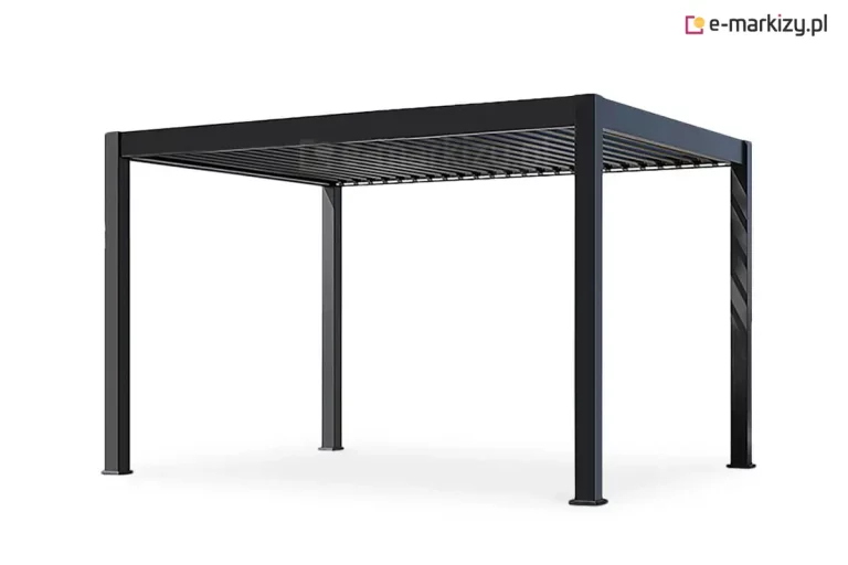 Wizualizacja produktowa przedstawia wolnostojącą pergolę bioklimatyczną Rubio w kolorze czarnym, ujętą z perspektywy dolnej na białym tle. Konstrukcja o wymiarach 4 na 3 metry opiera się na czterech solidnych, pionowych słupach o kwadratowym przekroju, zakończonych stopami montażowymi. Zadaszenie składa się z systemu regulowanych, poziomych listew (lameli), które na zdjęciu są ustawione w pozycji otwartej, co pozwala na swobodny przepływ powietrza i światła. Minimalistyczna, aluminiowa rama charakteryzuje się prostymi liniami i matowym wykończeniem, a ujęcie pod kątem podkreśla głębię konstrukcji oraz rytmiczny układ lameli tworzących dach.
