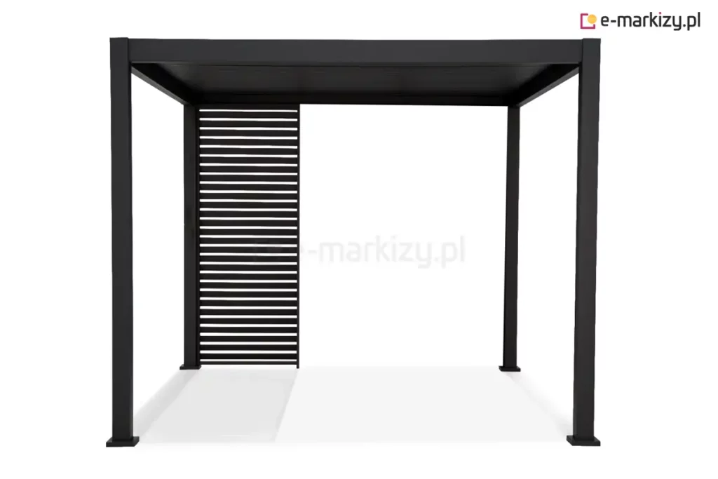 Antracytowa pergola bioklimatyczna Gloria z zamontowanym jednym stałym panelem żaluzjowym na tylnej ścianie. Konstrukcja posiada płaski dach lamelowy oraz cztery masywne słupy nośne o kwadratowym przekroju, wykończone w ciemnym, matowym kolorze. Panel osłaniający o szerokości około jednej trzeciej boku pergoli został umieszczony przy lewym słupie, pozostawiając pozostałą część ściany otwartą. Składa się on z gęsto rozmieszczonych, nieruchomych poziomych lameli aluminiowych, które zapewniają prywatność i ochronę przed słońcem. Całość prezentuje minimalistyczny, nowoczesny design na jednolitym białym tle, podkreślającym techniczną precyzję wykonania elementów.