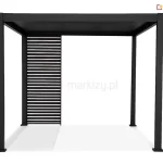 Antracytowa pergola bioklimatyczna Gloria z zamontowanym jednym stałym panelem żaluzjowym na tylnej ścianie. Konstrukcja posiada płaski dach lamelowy oraz cztery masywne słupy nośne o kwadratowym przekroju, wykończone w ciemnym, matowym kolorze. Panel osłaniający o szerokości około jednej trzeciej boku pergoli został umieszczony przy lewym słupie, pozostawiając pozostałą część ściany otwartą. Składa się on z gęsto rozmieszczonych, nieruchomych poziomych lameli aluminiowych, które zapewniają prywatność i ochronę przed słońcem. Całość prezentuje minimalistyczny, nowoczesny design na jednolitym białym tle, podkreślającym techniczną precyzję wykonania elementów.