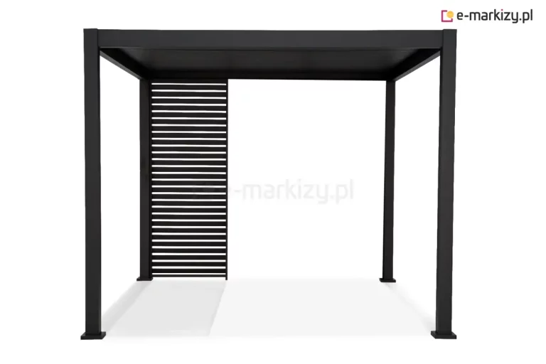 Antracytowa pergola bioklimatyczna Gloria z zamontowanym jednym stałym panelem żaluzjowym na tylnej ścianie. Konstrukcja posiada płaski dach lamelowy oraz cztery masywne słupy nośne o kwadratowym przekroju, wykończone w ciemnym, matowym kolorze. Panel osłaniający o szerokości około jednej trzeciej boku pergoli został umieszczony przy lewym słupie, pozostawiając pozostałą część ściany otwartą. Składa się on z gęsto rozmieszczonych, nieruchomych poziomych lameli aluminiowych, które zapewniają prywatność i ochronę przed słońcem. Całość prezentuje minimalistyczny, nowoczesny design na jednolitym białym tle, podkreślającym techniczną precyzję wykonania elementów.