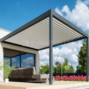 Pergola mocowana do ściany budynku z eleganckim dachem z elektrycznie obracanych lameli, tworząca nowoczesne, bioklimatyczne zadaszenie tarasu. Konstrukcja w odcieniu antracytu zestawiona z jasnymi lamelami dachu tworzy efekt lekkości i wysokiej klasy designu.