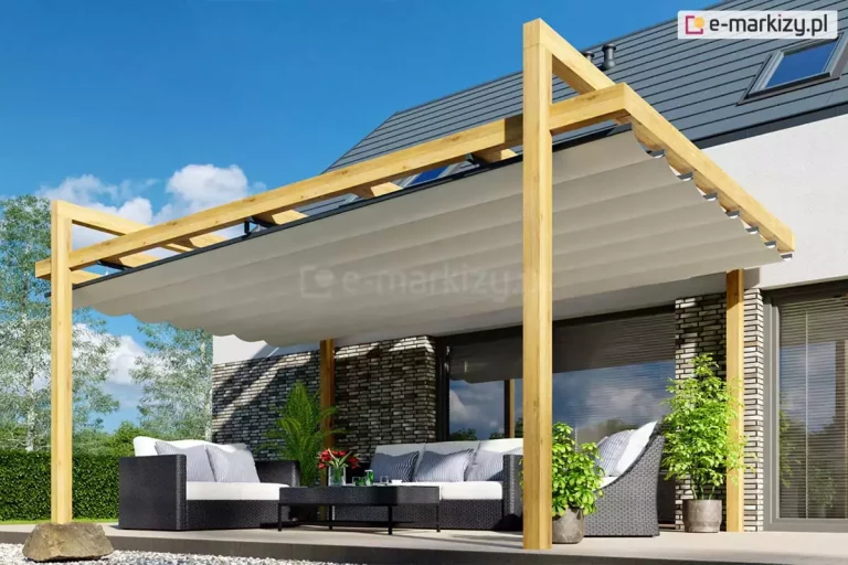 Pergola drewniana kolumnowa moza w naturalnym kolorze drewna świerkowego na tarasie przy domu o elewacji wykończonej cegłą. Zadaszenie osłania meble ogrodowe oraz rośliny doniczkowe na tarasie.