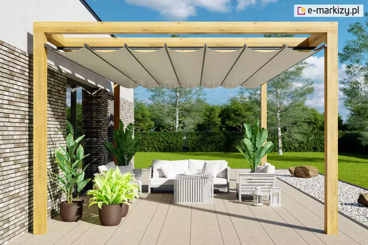 Pergola drewniana Juko wolnostojąca konstrukcja na 4 podporach z opcjonalnym dachem rzymskim ustawiona na tarasie wypełnionym roślinami oraz meblami tarasowymi.