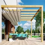 Pergola tarasowa Juko wykonana z drewna i montowana do ściany z belkami wewnętrznymi