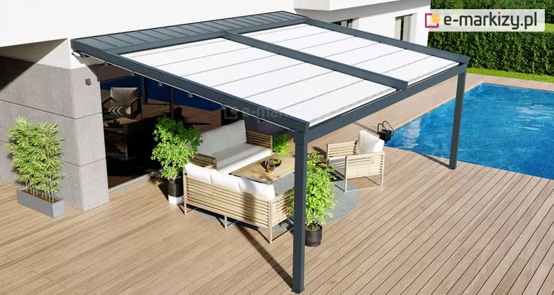 Nowoczesna pergola Square przyścienna o konstrukcji aluminiowej w kolorze ciemnoszarym zamontowana do elewacji budynku i wsparta na dwóch solidnych pionowych słupach. Zadaszenie składa się z rozsuwanego białego materiału podzielonego na sekcje, który jest częściowo odsłonięty, ukazując szarą kasetę ochronną przy ścianie domu. Pod pergolą znajduje się strefa wypoczynkowa z jasnymi meblami ogrodowymi o drewnianej konstrukcji szczebelkowej, w tym sofa, dwa fotele oraz niski stolik kawowy ustawiony na szarym okrągłym dywanie. Przestrzeń udekorowana jest roślinami w donicach, a podłogę tarasu stanowią jasne deski kompozytowe ułożone równolegle do elewacji. W tle po prawej stronie widoczny jest fragment niebieskiego basenu wbudowanego w taras oraz zadbany zielony żywopłot odgradzający posesję. Całość przedstawiona jest w pełnym słońcu, rzucającym wyraźne cienie konstrukcji na podłoże.