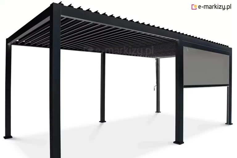 Antracytowa pergola Gloria w ujęciu perspektywicznym z zamontowaną częściowo rozwiniętą roletą typu screen na jednym z boków. Konstrukcja posiada dach lamelowy o dużej powierzchni, którego lamele są ustawione poziomo, tworząc pełne zadaszenie. Roleta w kolorze ciemnoszarym jest opuszczona do około jednej trzeciej wysokości, odsłaniając dolną część przestrzeni pod pergolą. Tkanina refleksola jest zintegrowana z pionowymi prowadnicami ukrytymi wewnątrz słupów nośnych. Całość stelaża wykonana jest z aluminium lakierowanego na matowy antracyt, a na jednym z tylnych słupów widoczny jest mechanizm korbowy do ręcznego sterowania funkcjami pergoli. Produkt zaprezentowany jest na białym, neutralnym tle, co podkreśla nowoczesną linię i kolorystykę zabudowy.