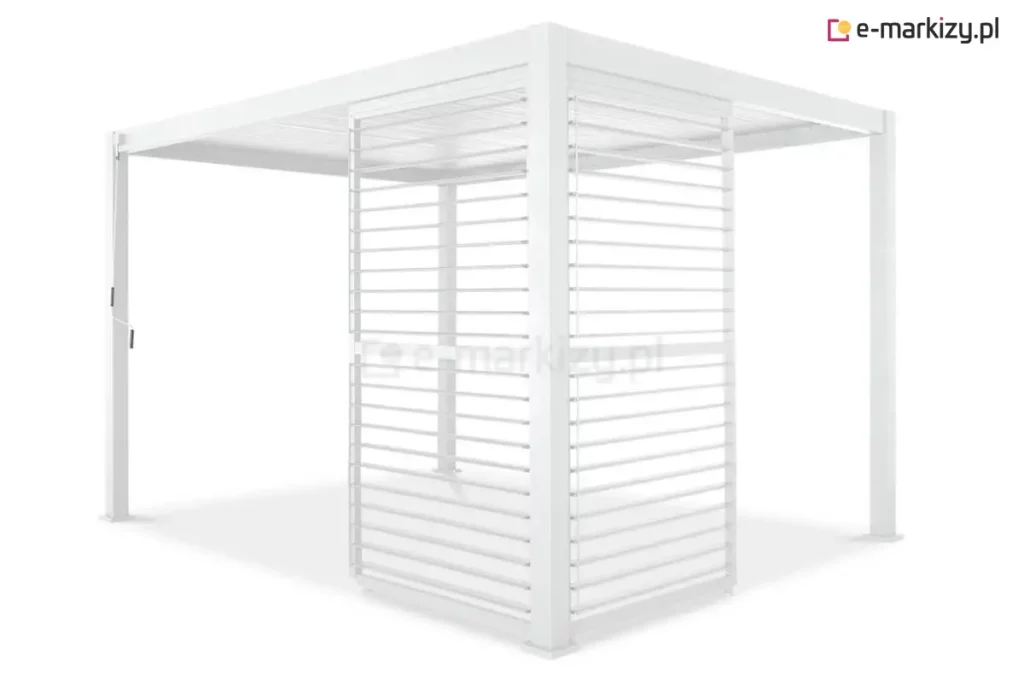 Biała pergola ogrodowa Gloria z narożną zabudową wykonaną z dwóch paneli żaluzjowych typu shutters, prezentowana w ujęciu perspektywicznym na białym tle. Panele zamontowane są prostopadle do siebie, tworząc osłonę narożną, w której wszystkie lamele są ustawione w pozycji poziomej, co zapewnia maksymalny prześwit i widoczność. Aluminiowa konstrukcja o gładkiej strukturze obejmuje dach z lamelami, cztery pionowe słupy zakończone kwadratowymi stopami montażowymi oraz ramy paneli bocznych. Na lewym słupie frontowym widoczny jest pionowy mechanizm korbowy służący do regulacji kąta nachylenia lameli dachowych. Całość kompozycji utrzymana jest w minimalistycznej, jednolitej białej kolorystyce, podkreślającej nowoczesny design produktu.
