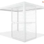 Biała pergola ogrodowa Gloria z narożną zabudową wykonaną z dwóch paneli żaluzjowych typu shutters, prezentowana w ujęciu perspektywicznym na białym tle. Panele zamontowane są prostopadle do siebie, tworząc osłonę narożną, w której wszystkie lamele są ustawione w pozycji poziomej, co zapewnia maksymalny prześwit i widoczność. Aluminiowa konstrukcja o gładkiej strukturze obejmuje dach z lamelami, cztery pionowe słupy zakończone kwadratowymi stopami montażowymi oraz ramy paneli bocznych. Na lewym słupie frontowym widoczny jest pionowy mechanizm korbowy służący do regulacji kąta nachylenia lameli dachowych. Całość kompozycji utrzymana jest w minimalistycznej, jednolitej białej kolorystyce, podkreślającej nowoczesny design produktu.