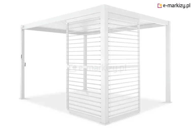 Biała pergola ogrodowa Gloria z narożną zabudową wykonaną z dwóch paneli żaluzjowych typu shutters, prezentowana w ujęciu perspektywicznym na białym tle. Panele zamontowane są prostopadle do siebie, tworząc osłonę narożną, w której wszystkie lamele są ustawione w pozycji poziomej, co zapewnia maksymalny prześwit i widoczność. Aluminiowa konstrukcja o gładkiej strukturze obejmuje dach z lamelami, cztery pionowe słupy zakończone kwadratowymi stopami montażowymi oraz ramy paneli bocznych. Na lewym słupie frontowym widoczny jest pionowy mechanizm korbowy służący do regulacji kąta nachylenia lameli dachowych. Całość kompozycji utrzymana jest w minimalistycznej, jednolitej białej kolorystyce, podkreślającej nowoczesny design produktu.