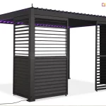 Antracytowa pergola ogrodowa Gloria z nowoczesnym systemem przesuwnych paneli żaluzjowych oraz zintegrowanym oświetleniem LED. Na zdjęciu widoczna jest konstrukcja z dachem lamelowym, którego lamele są częściowo otwarte i emitują intensywne, fioletowe światło skierowane do wnętrza pergoli. Zabudowa boczna składa się z dwóch modułów przesuwnych: lewy panel jest zamknięty i posiada dolną część z pełnymi lamelami oraz górną z lamelami ustawionymi poziomo, natomiast prawy panel jest odsunięty do krawędzi, odsłaniając szerokie przejście. Cały stelaż, ramy paneli oraz lamele dachowe wykończone są matowym lakierem w kolorze ciemnego antracytu. W dolnej części lewego słupa frontowego widoczne jest gniazdo zasilające z podłączonym czarnym przewodem elektrycznym, a stabilność konstrukcji zapewniają kwadratowe stopy montażowe przytwierdzone do podłoża.