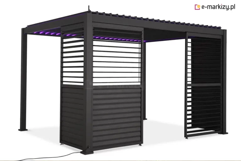 Antracytowa pergola ogrodowa Gloria z nowoczesnym systemem przesuwnych paneli żaluzjowych oraz zintegrowanym oświetleniem LED. Na zdjęciu widoczna jest konstrukcja z dachem lamelowym, którego lamele są częściowo otwarte i emitują intensywne, fioletowe światło skierowane do wnętrza pergoli. Zabudowa boczna składa się z dwóch modułów przesuwnych: lewy panel jest zamknięty i posiada dolną część z pełnymi lamelami oraz górną z lamelami ustawionymi poziomo, natomiast prawy panel jest odsunięty do krawędzi, odsłaniając szerokie przejście. Cały stelaż, ramy paneli oraz lamele dachowe wykończone są matowym lakierem w kolorze ciemnego antracytu. W dolnej części lewego słupa frontowego widoczne jest gniazdo zasilające z podłączonym czarnym przewodem elektrycznym, a stabilność konstrukcji zapewniają kwadratowe stopy montażowe przytwierdzone do podłoża.