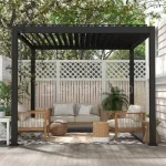 Pergola wolnostojąca Gloria z uchylonym dachem lamelowym stojąca na przydomowym tarasie