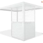 Biała pergola ogrodowa Gloria z narożną zabudową wykonaną z dwóch ruchomych paneli żaluzjowych typu shutters. Panele zamontowane są prostopadle do siebie przy jednym ze słupów nośnych, tworząc częściową osłonę kątową. Każdy moduł posiada konstrukcję podzieloną na dwie sekcje pionowe: dolna wypełniona jest lamelami w pozycji całkowicie zamkniętej, tworząc nieprzezierną płaszczyznę, natomiast w górnej sekcji lamele są ustawione poziomo, co zapewnia prześwit i widoczność. Cała konstrukcja, w tym dach lamelowy, cztery słupy z kwadratowymi stopami oraz ramy osłon, jest polakierowana na jednolity biały kolor. Po lewej stronie, na przednim słupie, widoczny jest pionowy drążek mechanizmu korbowego do obsługi zadaszenia.