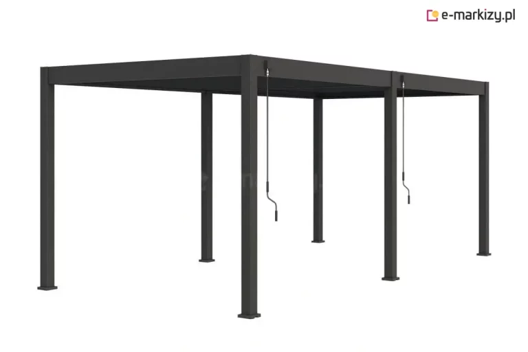 Zdjęcie prezentuje wolnostojącą pergolę lamelową Marlo o dużej powierzchni, zaprojektowaną na obszerne tarasy, wykonaną z aluminium w kolorze ciemnego antracytu. Konstrukcja opiera się na sześciu pionowych słupach o kwadratowym przekroju, które stabilizują podwójny moduł zadaszenia. Dach pergoli jest płaski i składa się z ruchomych lameli, które w tej konfiguracji pozostają zamknięte, tworząc jednolitą i szczelną osłonę. Na środkowym oraz skrajnym słupie widoczne są dwa oddzielne mechanizmy korbowe z długimi drążkami, co wskazuje na możliwość niezależnego sterowania sekcjami dachu. Każdy ze słupów wykończony jest u podstawy estetyczną maskownicą stopy montażowej. Produkt przedstawiony jest na czystym, białym tle, co pozwala wyeksponować jego surową, geometryczną formę.